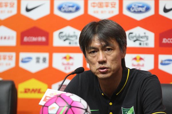 韩美晴有些遗憾的说：本来有个我更拿手的龙井虾仁，但刚才在厨房里太忙了，所以一下子没顾上，糊锅了，只能下次再做给你们尝一尝了。